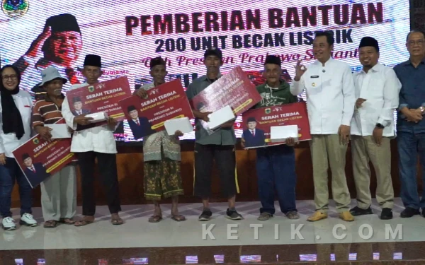 Foto Pendistribusian Becak Listrik secara simbolis oleh Bupati Bondowoso Abdul Hamid Wahid di dampingi Wakil Kepala Badan Gizi Nasional (BGN) Nanik S, Deyang  serta Unsur Forkopimda dan pihak-pihak terkait.
Foto: Haryono/Ketik.com