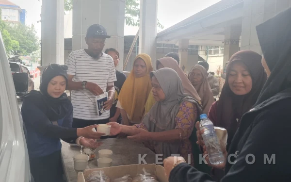 Foto Sinergi untuk Sesama. Momen pembagian sarapan hangat dan air minum oleh Komunitas Sejoli berkolaborasi dengan Ketik.com di selasar Masjid Asy-Syifaa', RSUP Dr Sardjito. Sebuah langkah kecil yang menjadi penyambung energi bagi saudara-saudara kita yang sedang berjuang.  (Foto: Ulan for Ketik.com)