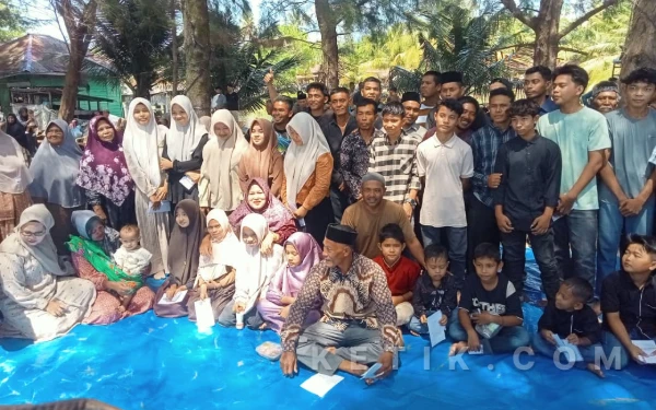 Foto Puluhan anak yatim dan warga Blang Raja, Babahrot, foto bersama dalam kegiatan santunan anak yatim dan piatu di Abdya, Minggu, 25 Januari 2026. (Foto: T. Rahmat/Ketik)