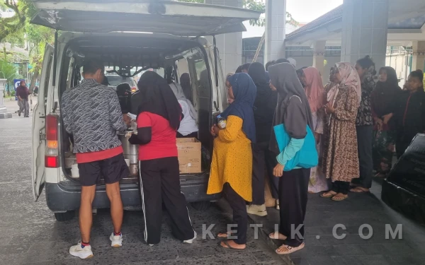 Foto Siapa bilang kepedulian ada batas usianya? Lihat aksi lincah para relawan muda saat membagikan semangkuk kehangatan di RSUP Dr Sardjito.
Mulai dari proses masak di Dapur Krapyak hingga distribusi di lapangan, Komunitas Sejoli dan Ketik.com membuktikan bahwa kolaborasi bisa jadi solusi nyata buat bantu sesama. (Foto: Fajar R/Ketik.com)