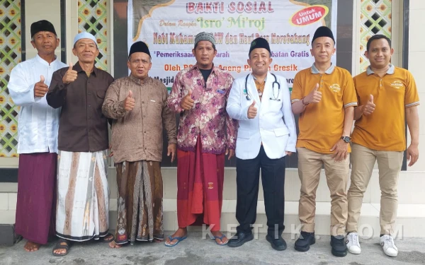 Foto Direktur RSI Nyai Ageng Pinatih, Gresik dr. Abdul Rokhim, MARS, FISQua, CPHM bersama pengurus masjid  (nomor 3  dari kanan)