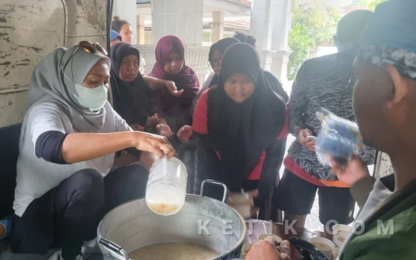 Foto Pembagian sup krim untuk penunggu pasien RSID Dr Sardjito. (Foto: Fajar/Ketik.com)