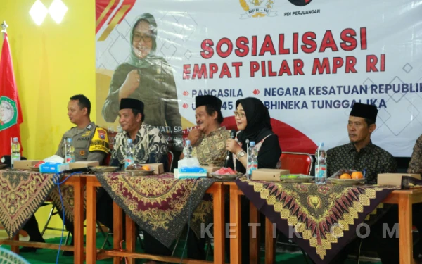 Foto Anggota Komisi IV DPR RI Sadarestuwati (kedua kanan) saat sosialisasi empat pilar kebangsaan di Yayasan Sabililah Kertosono Kabupaten Nganjuk. (Foto: Syaiful Arif/Ketik.com)