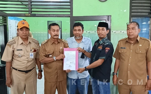 Foto Kepala Desa Taman, Agus Sudibyo bersama Aliansi Masyarakat Taman Bersatu menunjukan surat kesepakatan bersama didampingi pihak pemerintah kecamatan (Foto: Slamet/Ketik.com)
