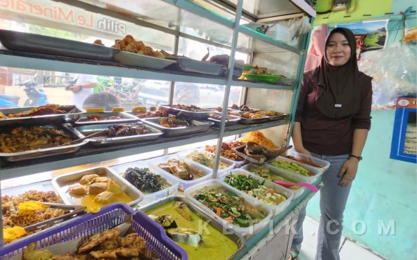Foto Ayu Aliya selaku pemilik Warteg Kembar yang berada di Rumah Tahanan Komisi Pemberantasan Korupsi, Jakarta. (Foto: Aliyah/Ketik.com)