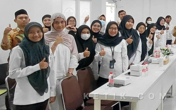 Foto Para peserta antusias mengikuti Gathering Kesehatan di Aula RSI Nyai Ageng Pinatih Gresik, Senin, 26 Januari 2026. (Foto: Sutejo RC/Ketik.com)