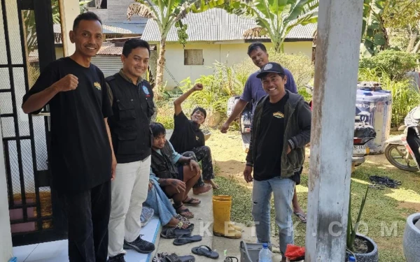 Foto Pak Guru Hendrasyah Putra bersama jurnalis Ketik.com dan Scooterist di rumah Pak Guru. (Foto: Muhsin/Ketik.com)