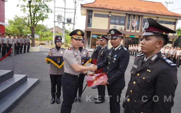 Foto Kapolres Bojonegoro  menyerahkan penghargaan.