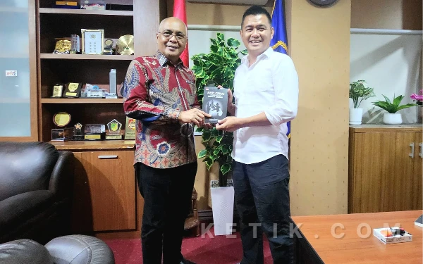 Foto CEO ketik.com Kiagus Firdaus (kanan) menyerahkan buku karyanya berjudul Anti Cerai Pasangan Kepala Daerah kepada Ketua Umum PWI Pusat Akhmad Munir (kiri) di sela silaturahmi di Kantor PWI Pusat di Jalan Kebon Sirih Jakarta, Senin, 26 Januari 2026. (Foto: Fiqih Arfani/ketik.com)