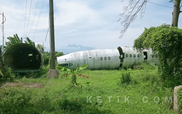 Foto Tampak bangkai pesawat yang terdampar dihalaman rumah kosong di Desa Kertosari Kecamatan Kutorejo (foto : sholahudin/ ketik.com)