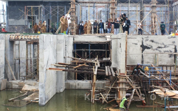 Foto Bupati Subandi  saat melihat langsung kondisi proyek Rumah Pompa Kedungpeluk ditemani Kepala Dinas PU BM SDA Sidoarjo M. Mahmud. (Foto: Fathur Roziq/Ketik.com)