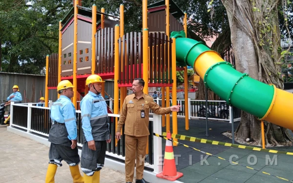 Foto Ilustrasi Plh Kepala DLH Kota Malang, Gamaliel saat melakukan pengecekan Alun-alun Merdeka sebelum peresmian. (Foto: Lutfia/Ketik)