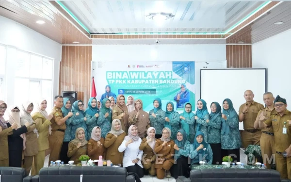 Foto Ketua TP PKK Kab Bandung Emma Dety Permanawati membuka Giat Binwil di Kec Pasirjambu, Selasa (27/1/26).
