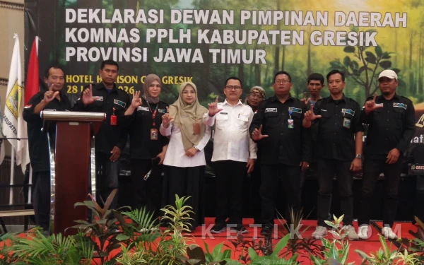 Foto Kepala Dinas Lingkungan Hidup Sri Subaidah dan Kepala Dinas Pendidikan Harianto foto bersama pengurus Komnas PPLH Gresik.  (Foto :  Sutejo, Rc/Ketik.com)