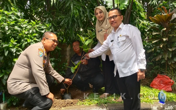 Foto Seusai Deklarasi ketua PPLH langsung melakukan aksi penanan pohpn jambu air bersama Kadis LH,  Diknas dan perwakilan Polres Gresik.  (Foto : Sutejo, Rc/Ketik.com)