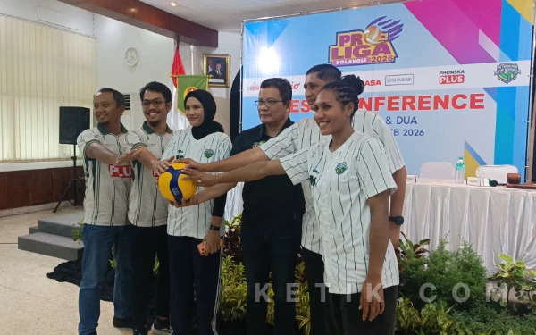 Foto Nandita Ayu Salsabila dan Mediol Stiovanny Yoku Dalam Press Conference Proliga 2026 (Foto: Daniel Andayawan/Ketik.com)