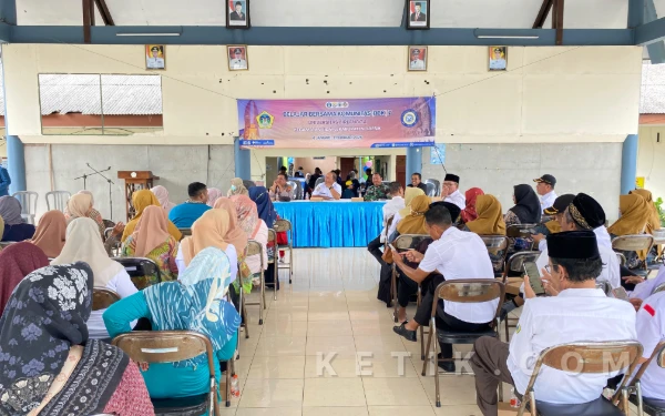 Foto Camat Sidayu bersama  Forkopincam saat menerima mahasiswa KKN /BBK 7 Unair dan sosialisasi ke masyarakat.  (Foto : Dok. KKN for ketik.com)