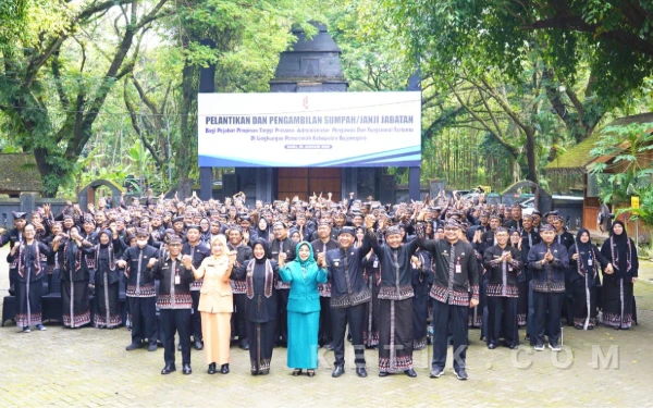 Foto Bupati Bojonegoro   foto besama  lokasi Bupati H Setyo  Wahono foto  bersama  di kayangan  api