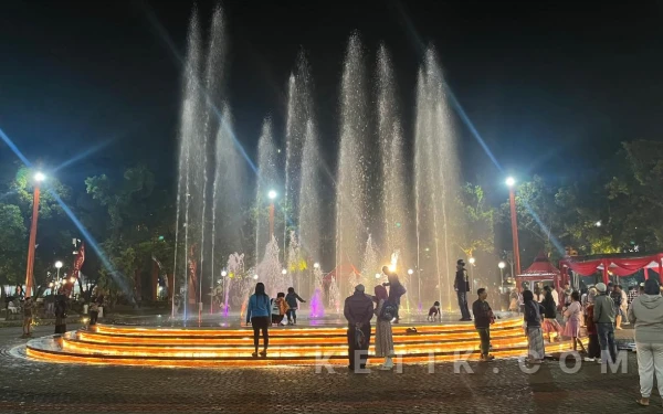 Foto Air mancur dry fountain yang menjadi daya tarik di Alun-alun Merdeka Kota Malang. (Foto: Lutfia/Ketik)