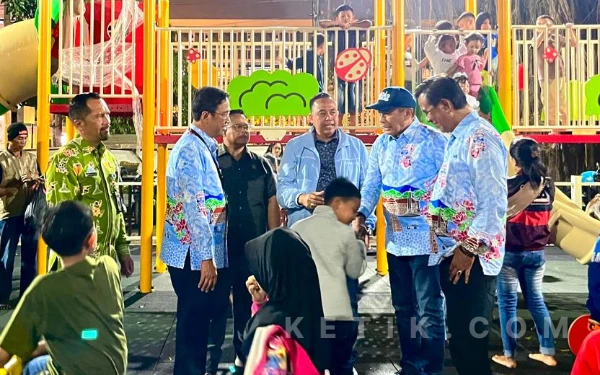 Foto Wali Kota didampingi Plh Kepala DLH Kota Malang saat meninjau area playground di Alun-alun Merdeka. (Foto: Lutfia/Ketik)