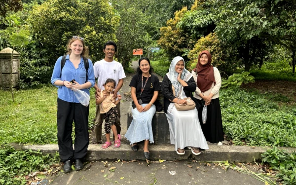 Foto Mahasiswa Virginia Amerika Serikat saat mengunjungi alas Simpenan Dorok, Minggu (25/1/2026). (foto : Anton for Ketik.com).