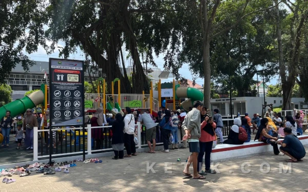 Foto Ilustrasi kondisi Alun-alun Merdeka Kota Malang yang semakin ramai kunjungan, akan kembali mendapatkan layanan Titik Baca. (Foto: Lutfia/Ketik)