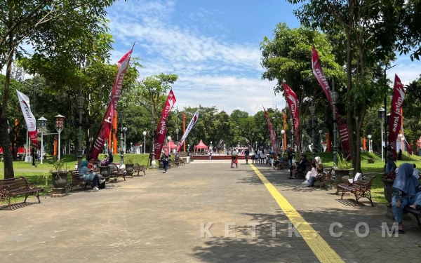 Foto Ramainya kunjungan di Alun-alun Merdeka membuat DLH Kota Malang harus menyiapkan upaya perawatan dan keamanan. (Foto: Lutfia/Ketik)