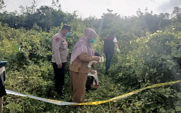 Foto Korban Wulandari saat ditemukam di semak-semak di daerah Desa Gaung Asam, Kecamatan Belida, Kabupaten Muara Enim, Selasa Sore 27 Januari 2026. (Foto : Yola/Ketik.Com)