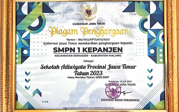 Foto Piagam penghargaan yang diterima SMPN 1 Kepanjen dari Gubernur Jawa Timur sebagai Sekolah Adiwiyata Provinsi Jawa Timur Tahun 2023. (Foto: Dok SMPN 1 Kepanjen)
