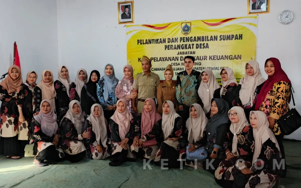 Foto Dia Perangkat Desa Blendung yang Baru Dilantik Foto Bersama dengan Tim Penggerak PKK Desa Blendung (Foto: Slamet/ketik.com)