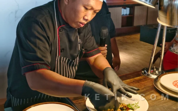 Foto Chef Hadi Purwanto sedang menata black wonton soup, menyambut Imlek. (Foto: Fitra/Ketik.com)