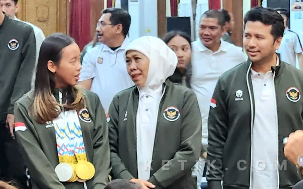 Foto Atlet Triathlon Indonesia asal Jatim Martina Ayu Pratiwi (kiri) berbincang dengan Gubernur Jatim Khofifah Indar Parawansa (tengah) dan Wagub Jatim Emil Elestianto Dardak (kanan) di sela acara pemberian bonus atlet dan pelatih berprestasi pada ajang SEA Games XXXIII 2025 Thailand di Gedung Negara Grahadi di Surabaya, Jumat, 30 Januari 2026. (Foto: Fiqih Arfani/ketik.com)