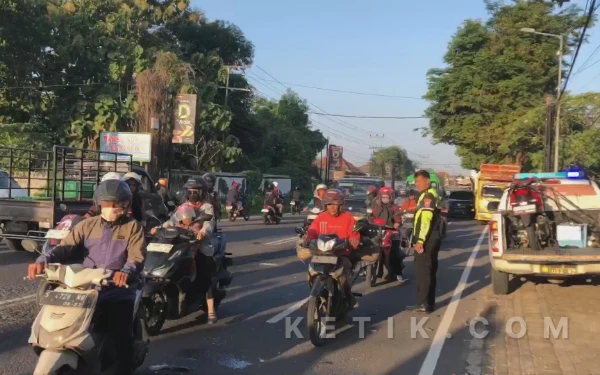 Foto proses olah tkp yang dilakukan petugas satlantas polres mojokerto (foto : sholahudin/ ketik.com)