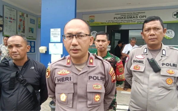 Foto Kapolsek Seberang Ulu I Palembang, Kompol Heri, saat menjenguk salah satu siswa yang mengalami keracunan yang diduga berasal dari makan bergizi gratis (MBG) saat dirawat di Puskesmas OPI, Palembang. Jum'at 30 Januari 2026 (Foto : Yola/Ketik.Com)