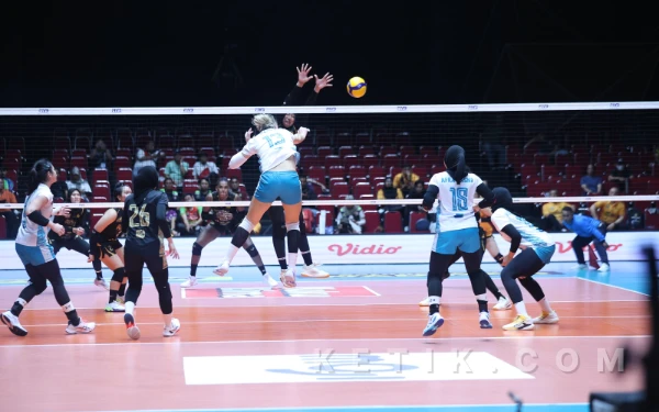 Foto Pemain Jakarta Electric PLN, Neriman Ozsoy Saat Lakukan Spike Ke Pertahanan Jakarta Popsivo Polwan di GOR Tridharma Petrokimia Gresik, Jumat, 30 Januari 2026 (Foto: Daniel Andayawan/Ketik.com)