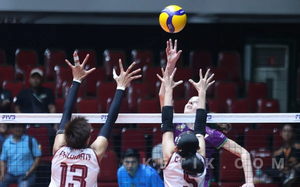 Foto Pemain Medan Falcons Saat Lakukan Block Melawan Jakarta Pertamina Enduro di GOR Tridharma Petrokimia Gresik (Foto: Daniel Andayawan/Ketik.com)