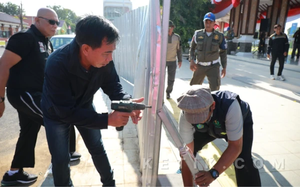 Foto Asisten Perekonomian dan Pembangunan Pemkab Sidoarjo Bahrul Amig mencopot seng-seng yang mengelilingi Alun-Alun Jayandaru selama proyek revitalisasi pada 2025. (Foto: Kominfo Sidoarjo)