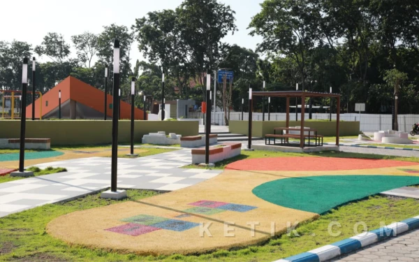 Foto Salah satu sudut Alun-Alun Jayandaru yang dilengkapi amfiteataer mini dan wahana bermain anak. (Foto: Kominfo Sidoarjo)