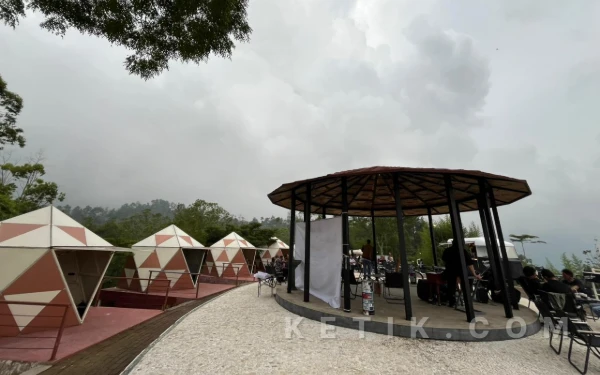 Foto Pemandangan di area Burning Bar yang terdapat mini camp. (Foto: Fisca/Ketik.com)