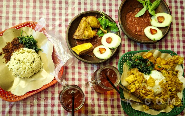 Foto Sajian menu nasi lengkap dengan lauk pauk. (Foto: Gracio Pardomuan/ketik.com)