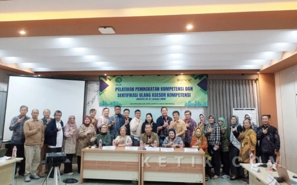 Foto Peserta dan nara sumber  foto bersama seusai upacara pebukaan.  (Foto : Dok.LSP for ketik.com