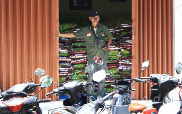 Foto Gudang di Kantor Desa Kalipecabean dijaga agar beras bantuan aman. (Foto: Fathur Rozi/Ketik.com)