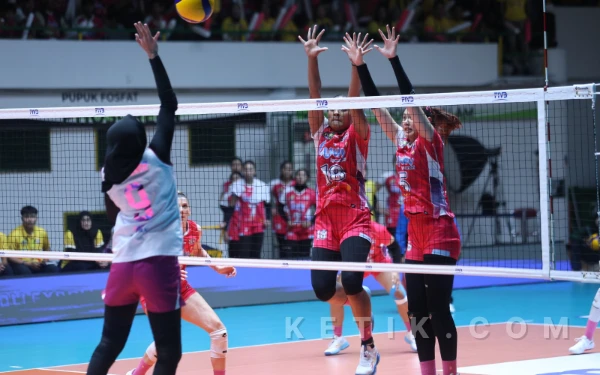 Foto Pemain Jakarta Livin Mandiri Saat Lakukan Block Melawan Jakarta Popsivo Polwan di GOR Tridharma Petrokimia Gresik (Foto: Daniel Andayawan/Ketik.com)