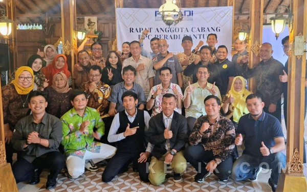 Foto Para pengurus dan anggota DPC PERADI Bantul foto bersama usai menggelar RAC Sabtu 31 Januari 2026. Rapat ini menghasilkan keputusan krusial, termasuk rekomendasi dukungan untuk B Halomoan Sianturi sebagai Calon Ketua Umum DPN PERADI. (Foto: Teguh AA for Ketik.com)