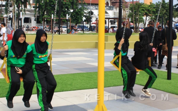 Foto Ayunan untuk anak-anak dinaiki murid SMP bersama-sama. (Foto: Fathur Roziq/Ketik.com)