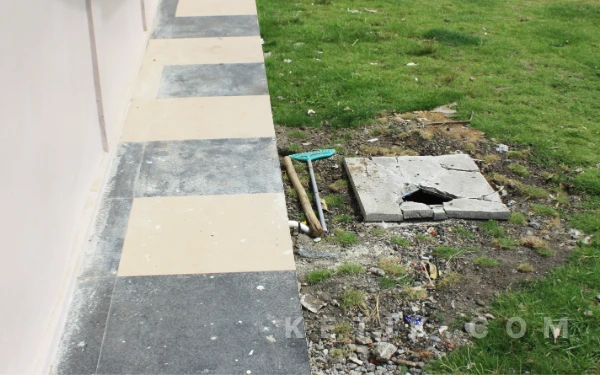 Foto Tutup saluran air jebol meski seharusnya terbuat dari semen yag kuat. (Foto: Fathur Roziq/Ketik.com)