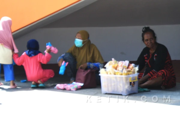 Foto Pedagang asongan menyelinap di antara pengunjung Alun-Alun Jayandaru. (Foto: Fathur Roziq/Ketik.com)