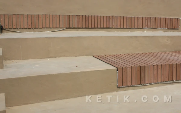 Foto Kabel lampu hias menjuntai, lepas dari cantolannya. (Foto: Fathur Roziq/Ketik.com)