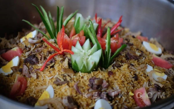 Foto Rempah yang meresap, aroma yang menggoda.
Hadir sebagai salah satu bintang di All You Can.Eat Iftar Buffet , hidangan Nasi Kebuli ini siap memanjakan lidah Anda setelah seharian berpuasa. Executive Chef Edi Ronadi telah menyiapkan deretan menu spesial mulai dari Kambing Guling hingga Paha Sapi Bakar yang legendaris. (Foto: Tere for Ketik.com)