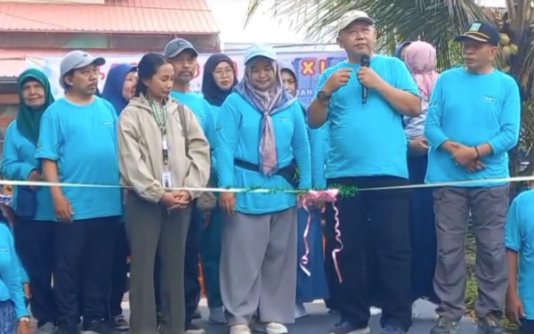 Foto Ketua RW 11 Kelurahan Merjosari, Pardiman memimpin prosesi peluncuran Klasik Bank Sampah Mandiri, Minggu, 1 Februari 2026. (Foto: Aries for ketik.com)